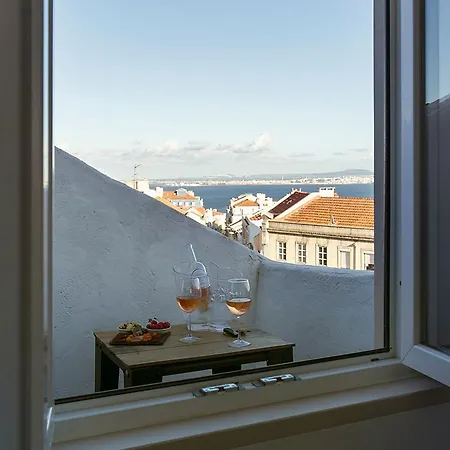 Relaxing And Authentic Terrace Duplex Near Alfama Lisboa